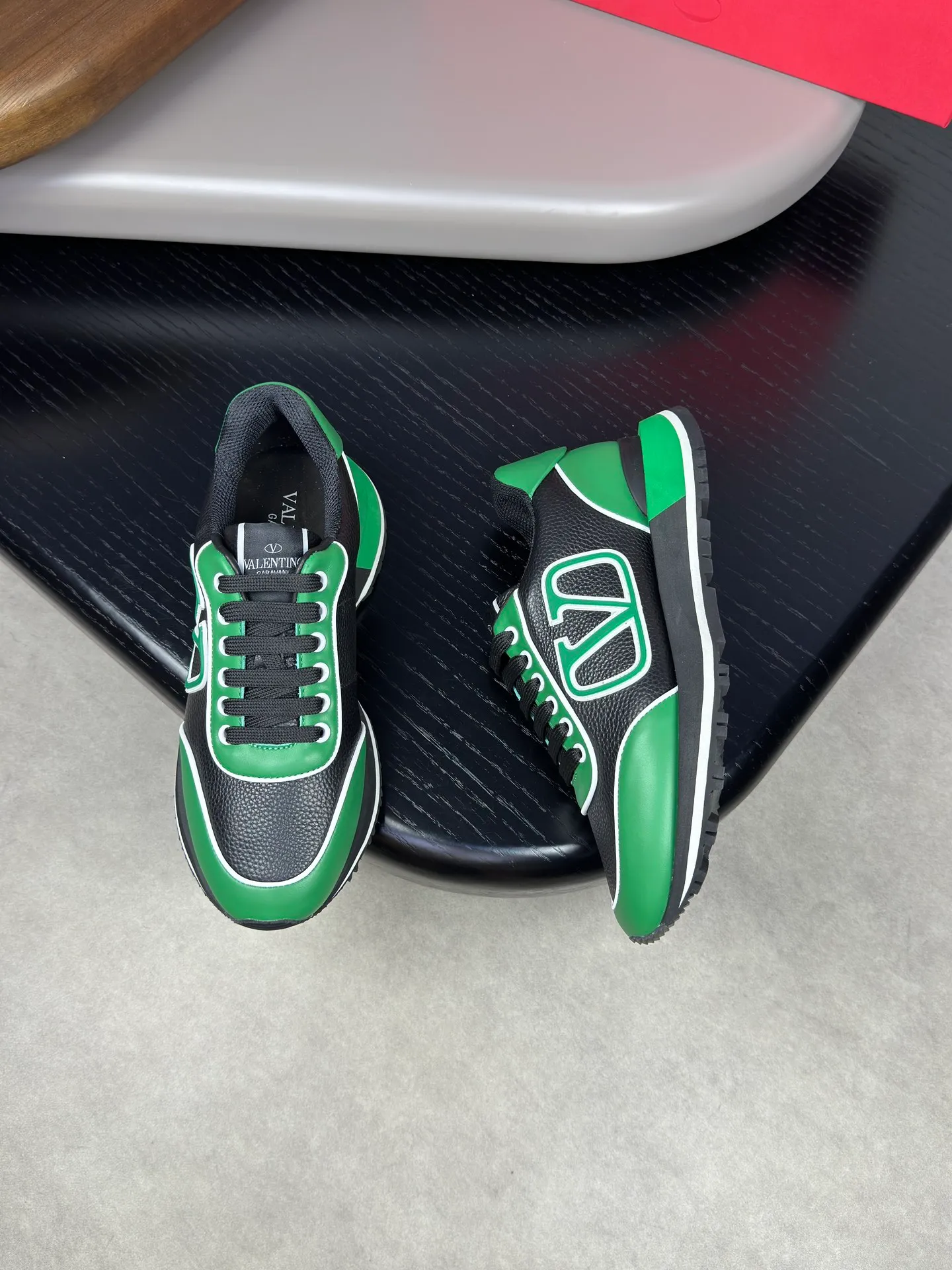 [VALENTINO] Valentino men's shoes 💰500💰 - High-end quality original order - Upper: 🔝 Nappa calf leather, tumbled calf leather, sewn brand plastic totem - Lining: brand mesh canvas, foot pad; water-dyed cow leather - Outsole: multi-color wear-resistant velvet·rubber; combined molded outsole -Super high quality control·Fine workmanship: highlighted (high-end·luxury·grade) -Size :38-44 (45 can be customized)·3300